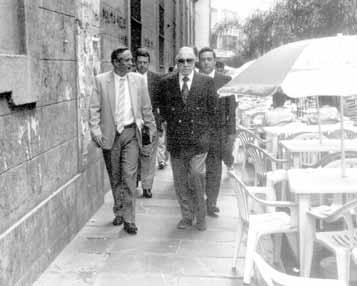 Pinochet en Montevideo corroborando la desaparici�n de un ex-agente. 