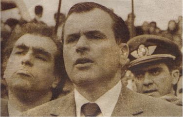 Sanguinetti a la derecha del dicatador Bordaberry. 
