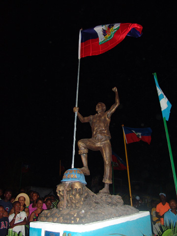 En la "Plaza de la Resistencia" se alza el monumento de un haitiano que mira el sol sosteniendo en su mano derecha la bandera nacional, alzando su puño izquierdo y pisando un casco azul con la leyenda MINUSTAH Kolera.